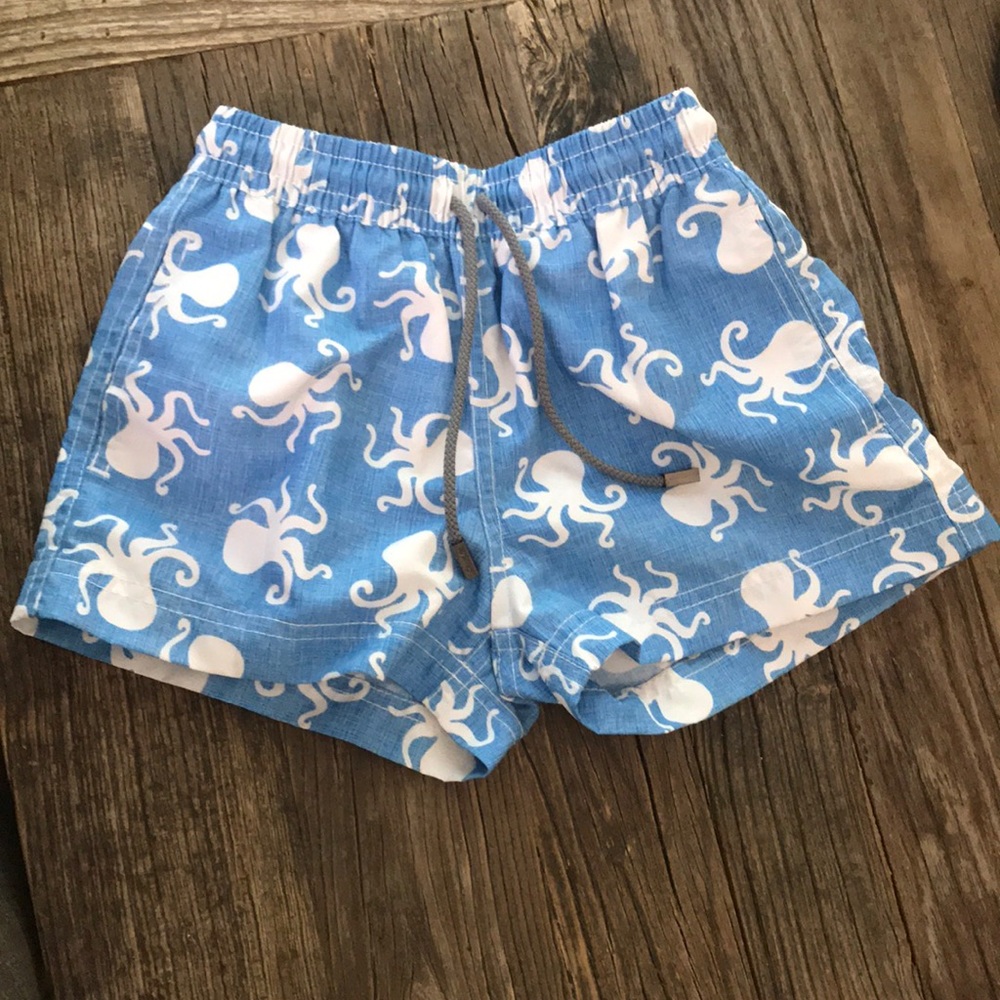 Short blue bathingsuit shorts with design